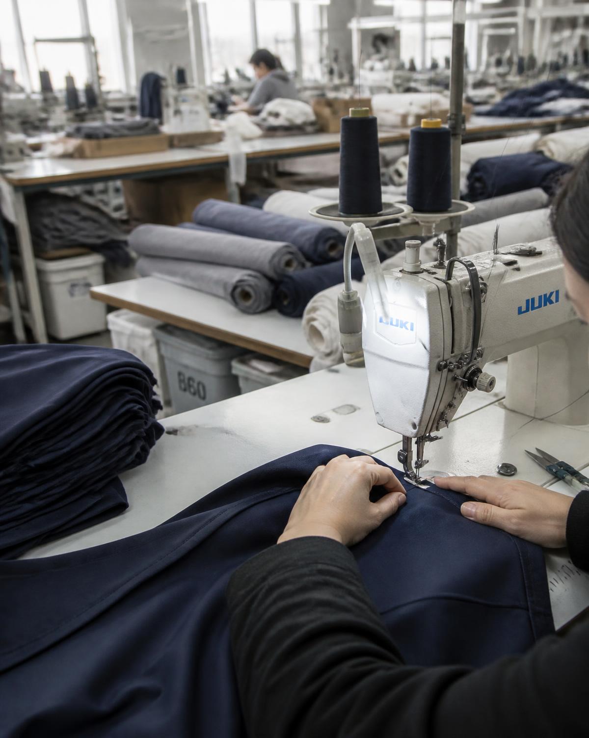 Costureira produzindo uniformes na fábrica da Vice Versa